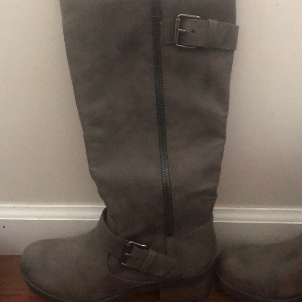 White mountain NWT zip up boots sueded.